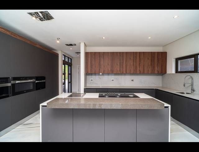 6 BEDROOM HOUSE FOR SALE IN IZINGA ESTATE